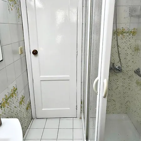 Holibai, Mencer, Playa America Al Lado Del Mar Nigran